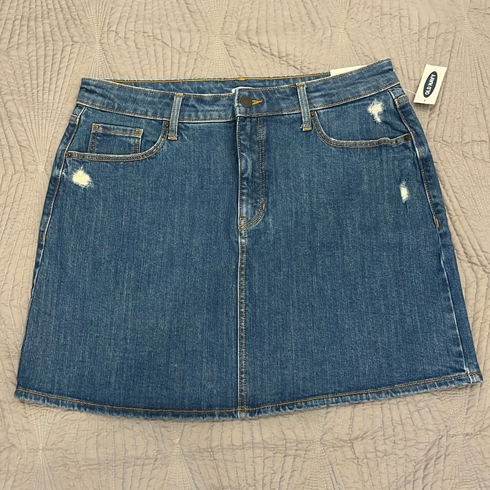 Old Navy Women’s distressed denim mini skirt NWT